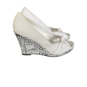 Voglia White Knotted Canvas Peep Toe Wedge Newspaper Print Heel Women's Size 7.5